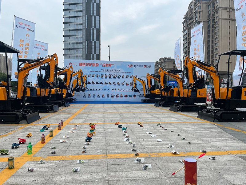 山東海拓集團創(chuàng)新融合打造“不一樣”挖機展，親子互動涂鴉藝術引爆愛琴海